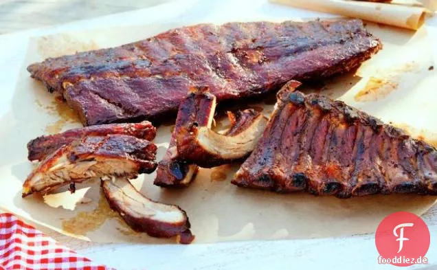 Geräucherte Rippen mit Carolina-Stil BBQ-Sauce