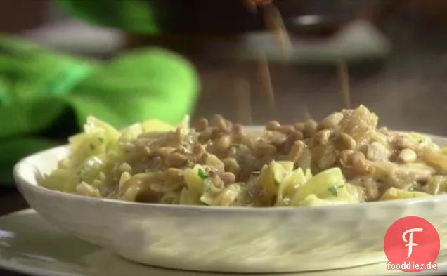 Gebratener Truthahn, Fenchel und Zwiebeln mit gebutterten Eiernudeln