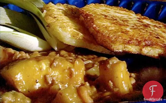 Ananas gebackene Bohnen und Rindfleisch mit gebratenen Ananasringen