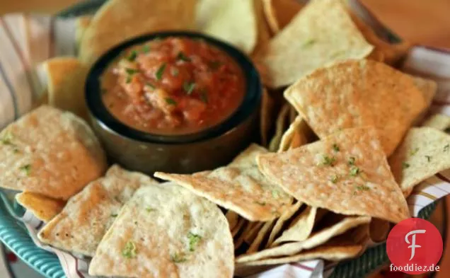 Limetten-Tortilla-Chips und geröstete Salsa