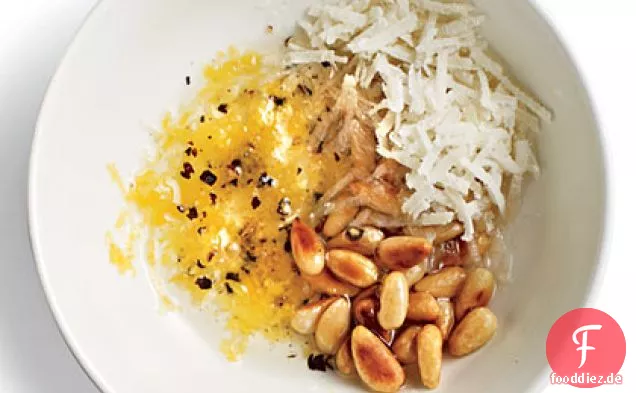 Pinienkerne und Parmesan Brokkoli
