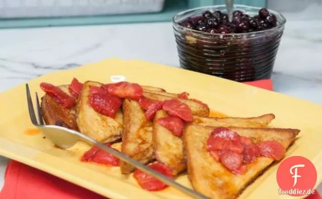 Klassischer französischer Toast mit Erdbeersirup