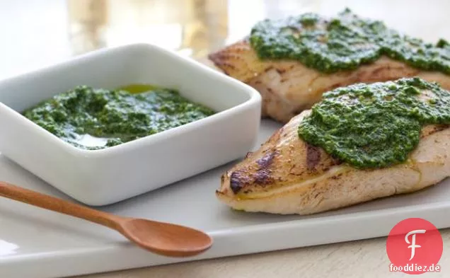Gegrilltes Hähnchen mit Spinat und Pinienkernpesto