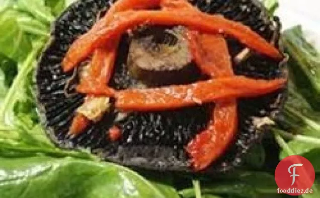 Gerösteter Portobello, roter Pfeffer und Rucola-Salat für einen