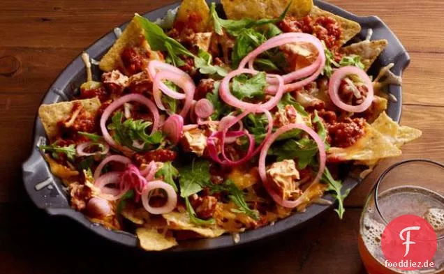 Würzige Wurst Ragu Nachos Mit Eingelegten Zwiebeln