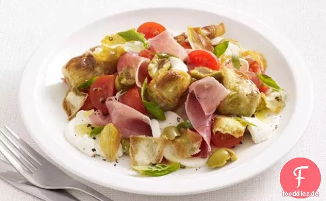 Caprese-Salat mit Schinken und gebratenen Artischocken