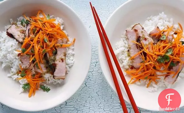 Vietnamesische gegrillte geräucherte Schweinekotelett Reisschalen