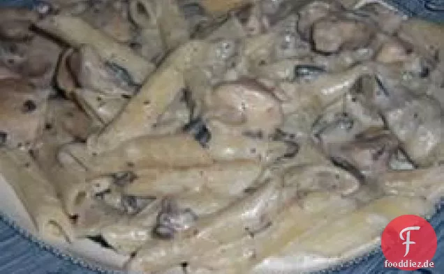 Huhn und Artischocke Penne mit einer weißen Sauce