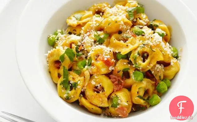 Tortellini mit Erbsen und Schinken