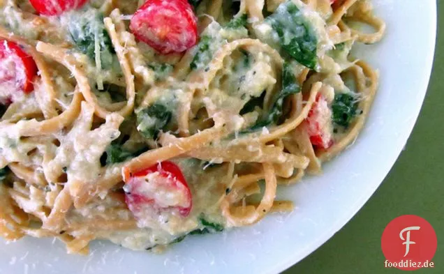 Pasta mit Artischockensauce, Spinat und Tomaten