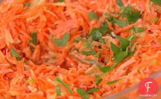 Karotten-, grüner Apfel- und Minzsalat