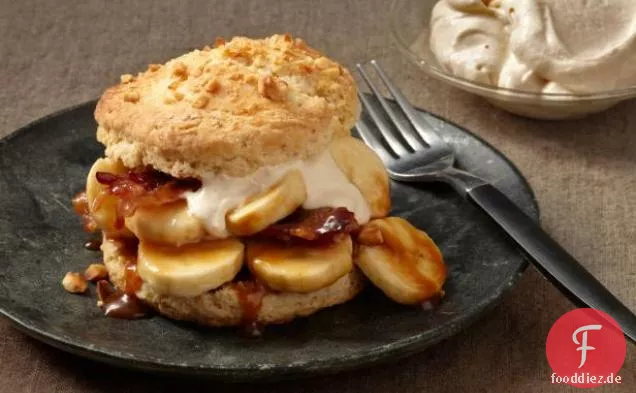 Bacon Shortcakes mit Erdnussbutter Schlagsahne