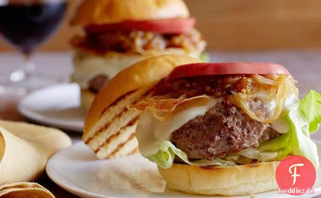 Burger mit Taleggio, Pancetta und Zwiebel-Senf-Relish
