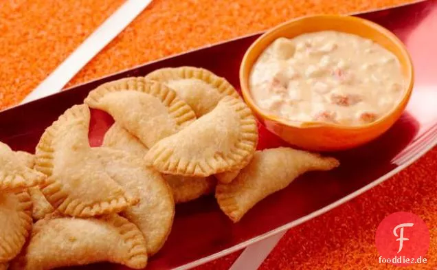 Cheesiest Fried Chicken Empanadas mit Chili Con Queso Dip