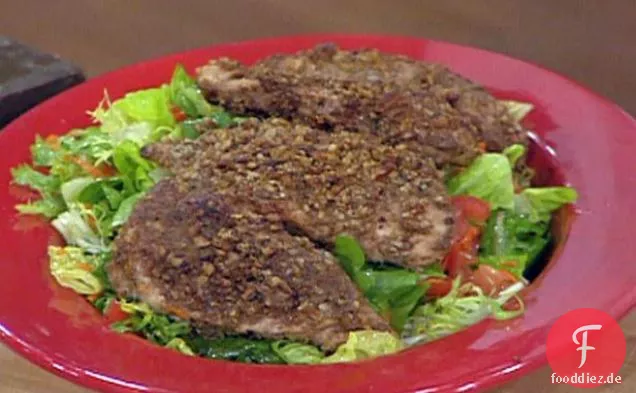 Pecan Crusted Huhn über Feld Greens mit Karamell Zitrus Vinaigrette