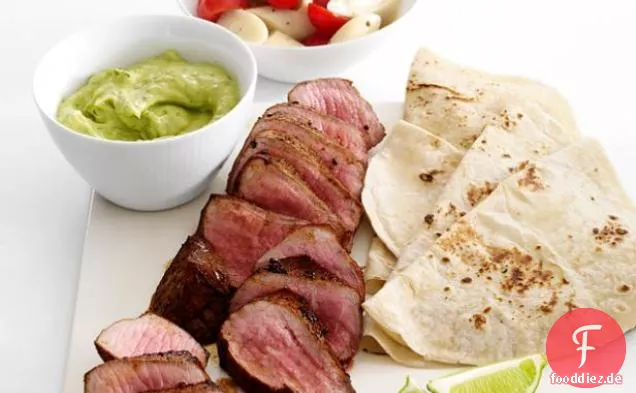 Steak mit Avocadosauce und Tomatensalat