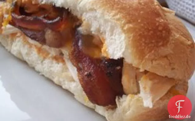 Hot Buffalo Chicken, Speck und Käse-Sandwich
