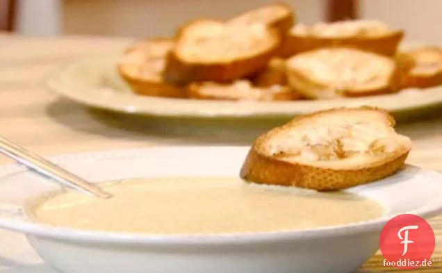 Creme von Brokkolisuppe mit geröstetem Knoblauch Crostini