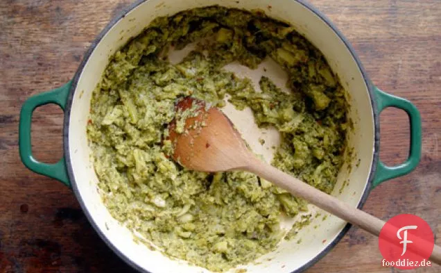 Lang gekochter Brokkoli mit Buttermilch