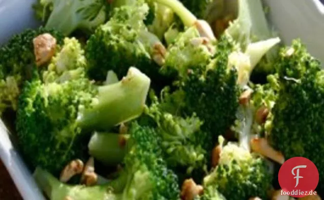 Brokkoli mit Knoblauchbutter und Cashewnüssen
