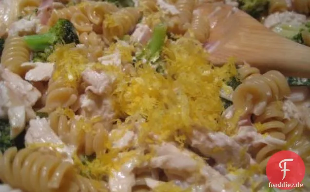 Pasta mit Huhn und Brokkoli in einer Zitronenrahmsauce