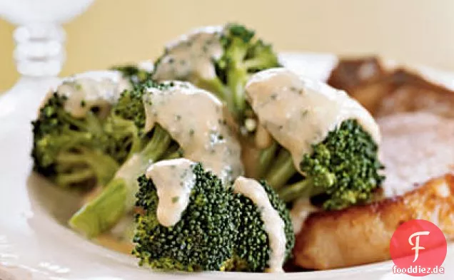 Brokkoli mit Cheddar-Sauce