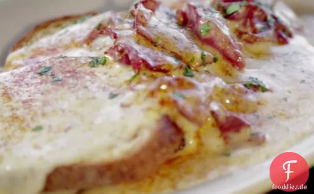 Gechiptes Rindfleisch auf Toast