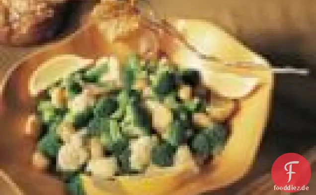 Blumenkohl und Brokkoli mit gerösteten Knoblauchzehen