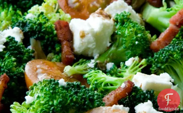 Brokkoli-Feta- und Kirschtomatensalat