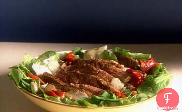 Gebratenes Rib-Eye-Steak mit Rucola und geröstetem Pfeffersalat