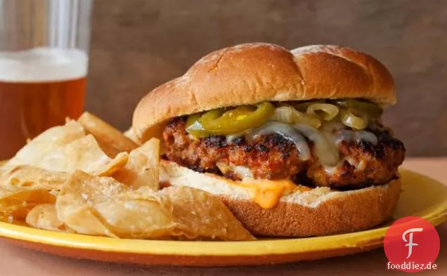 Latin Burger mit karamellisierten Zwiebeln und Jalapeno Relish und Paprika Mayonnaise