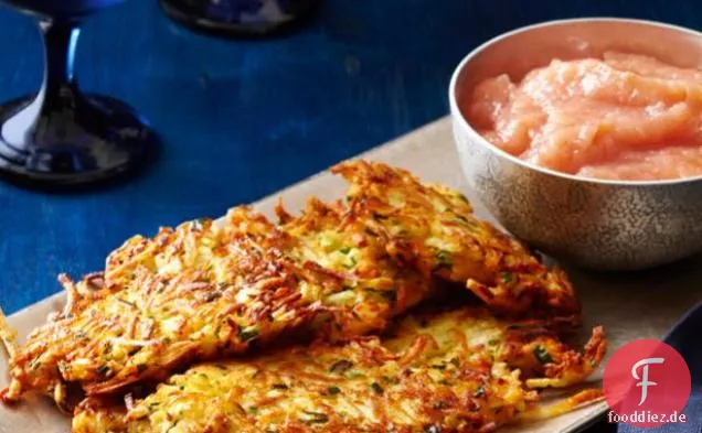 Pastinaken-Kartoffel-Latkes mit Zimt-Apfelmus