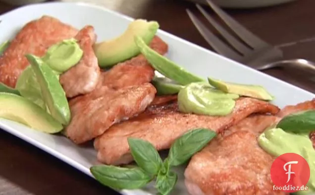 Sautierte Truthahnkoteletts mit Avocadosauce