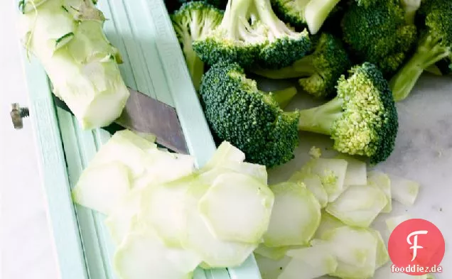Brokkoli und Kastanienpilzsalat mit einer subtilen Hitze