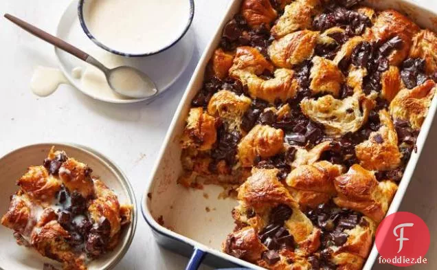 Schokoladen-Croissant-Brotpudding mit Bourbon-Eiscremesauce