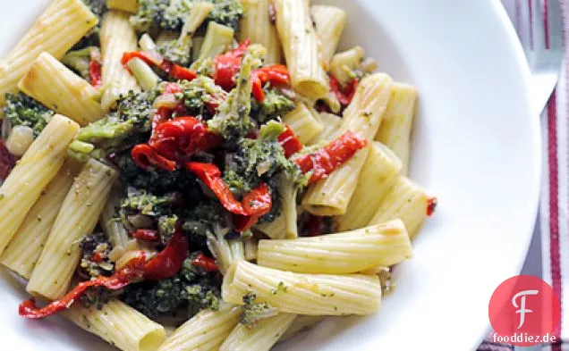 Rote Paprika und Brokkoli Maccheroni Pasta