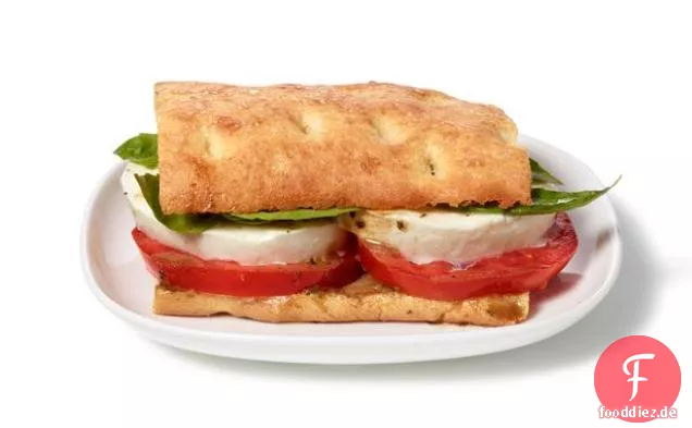 Fast berühmte Tomaten-, Basilikum- und Mozzarella-Fladenbrot-Sandwiches