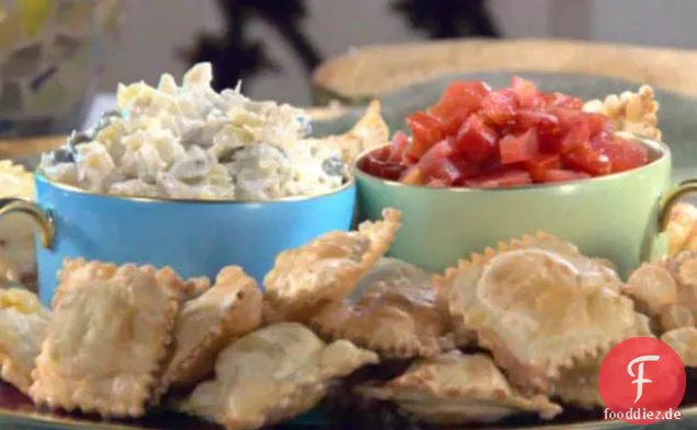 Gebratene Käse-Ravioli mit Tomaten-Pfeffer-Relish und Artischocken-Kapern-Dip