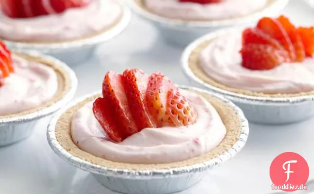 Einzelne No-Bake-Erdbeer-Käsekuchen