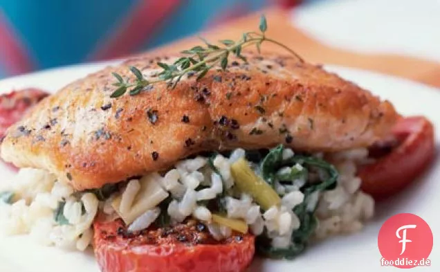 Knuspriger Lachs mit Risotto und langsam gerösteten Tomaten