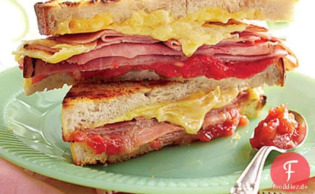 Gegrillte Schinken-Käse-Sandwiches mit Erdbeer-Schalotten-Marmelade