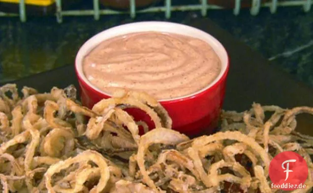 Gebratene Zwiebelringe mit Chilisauce