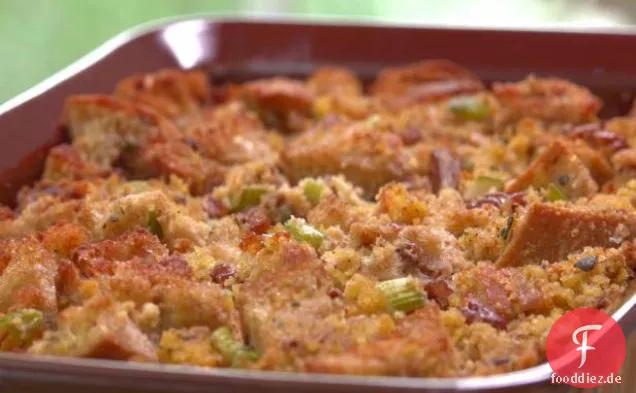 Country-Maisbrot-Dressing mit Pekannüssen