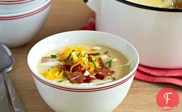 Voll beladene Ofenkartoffelsuppe