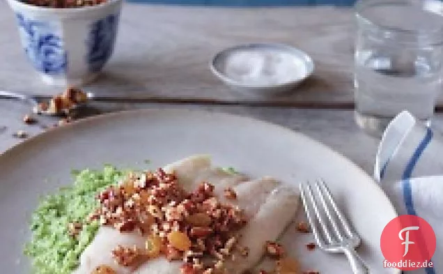 Barramundi mit Pekannuss-Rosinen-Salsa über Brokkoli