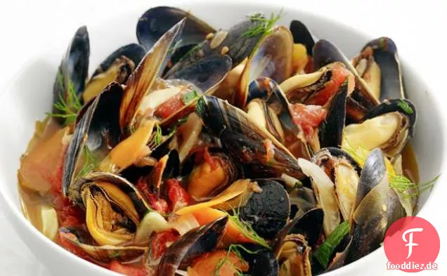 Gedämpfte Muscheln mit Fenchel und Tomaten