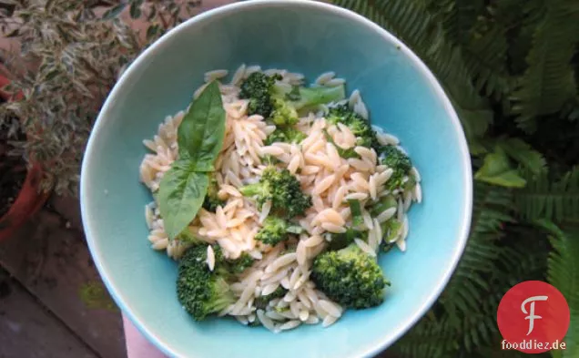 Brokkoli-Orzo-Salat mit Basilikum-Vinaigrette