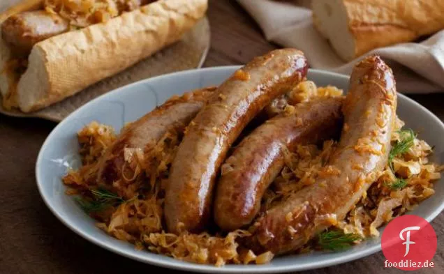 Bratwurst mit Sauerkraut gedünstet