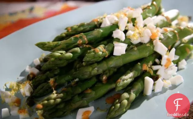 Spargel mit spritzig-rauchigem Dressing