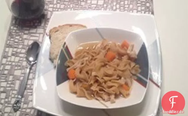 Herzhafte hausgemachte Hühnernudelsuppe Express